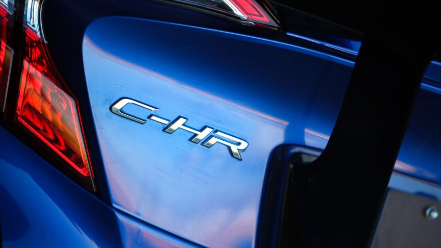 Логотип Toyota C-HR R-Tuned 2017 года  (фото 4 из 24)
